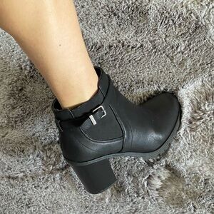 Like New! Ankle black boots Woman 9.5